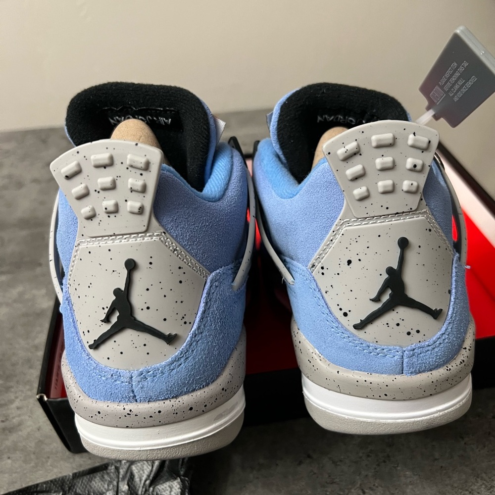 Size 4Y- Jordan 4 Retro University Blue 2021 - Picture 3 of 5